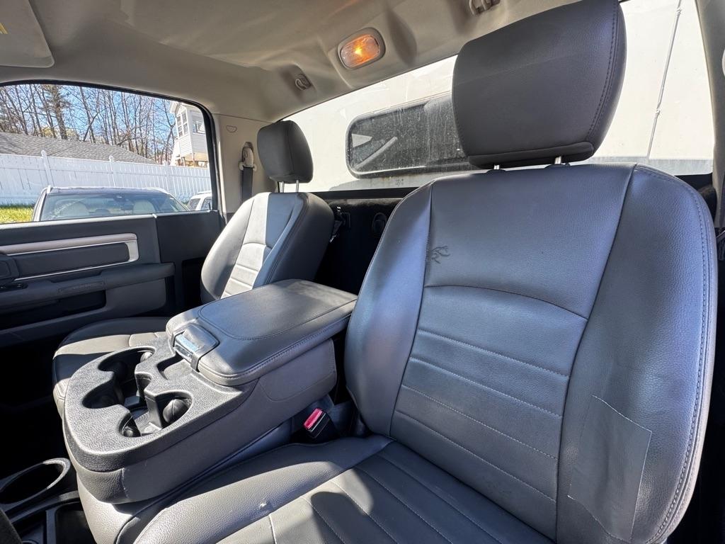 RAM 3500 4WD Reg Cab 143" WB 60" CA Tradesman 2015