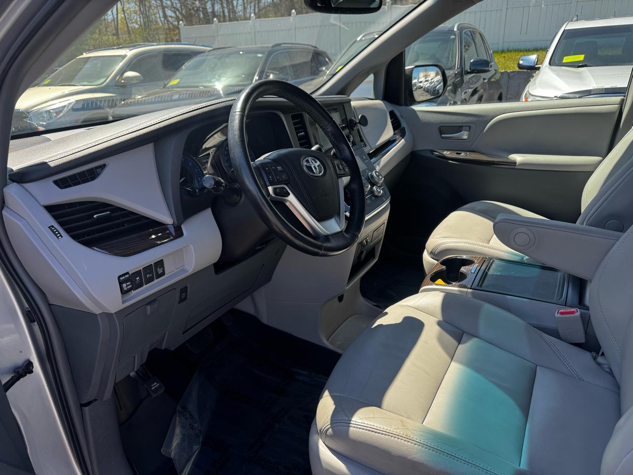 Toyota Sienna 5dr 7-Pass Van XLE Premium AWD (Natl) 2015