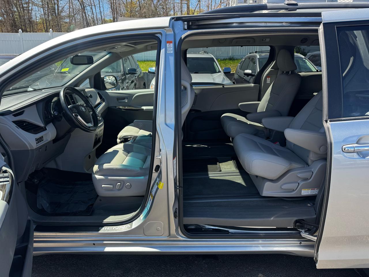 Toyota Sienna 5dr 7-Pass Van XLE Premium AWD (Natl) 2015