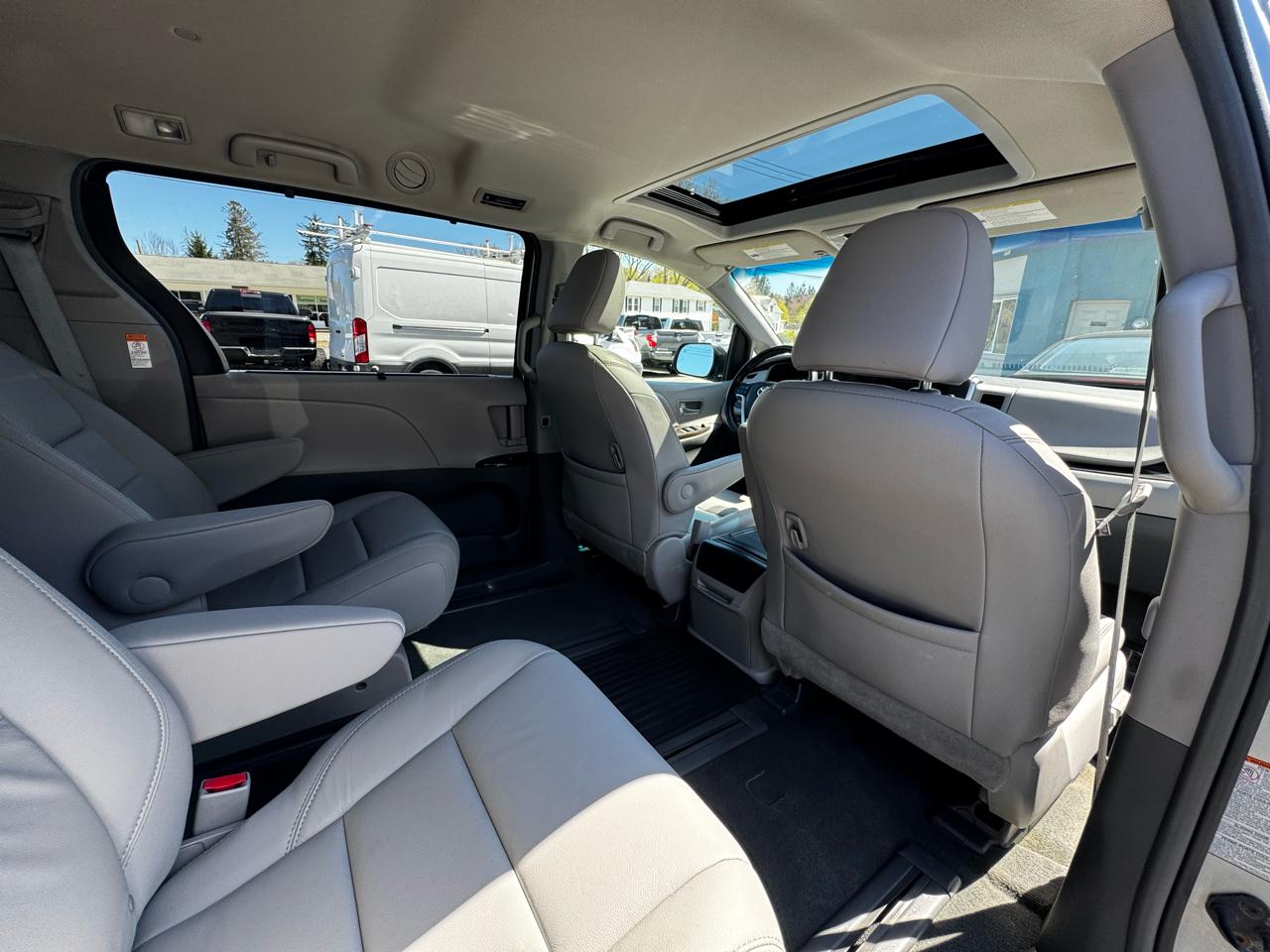 Toyota Sienna 5dr 7-Pass Van XLE Premium AWD (Natl) 2015