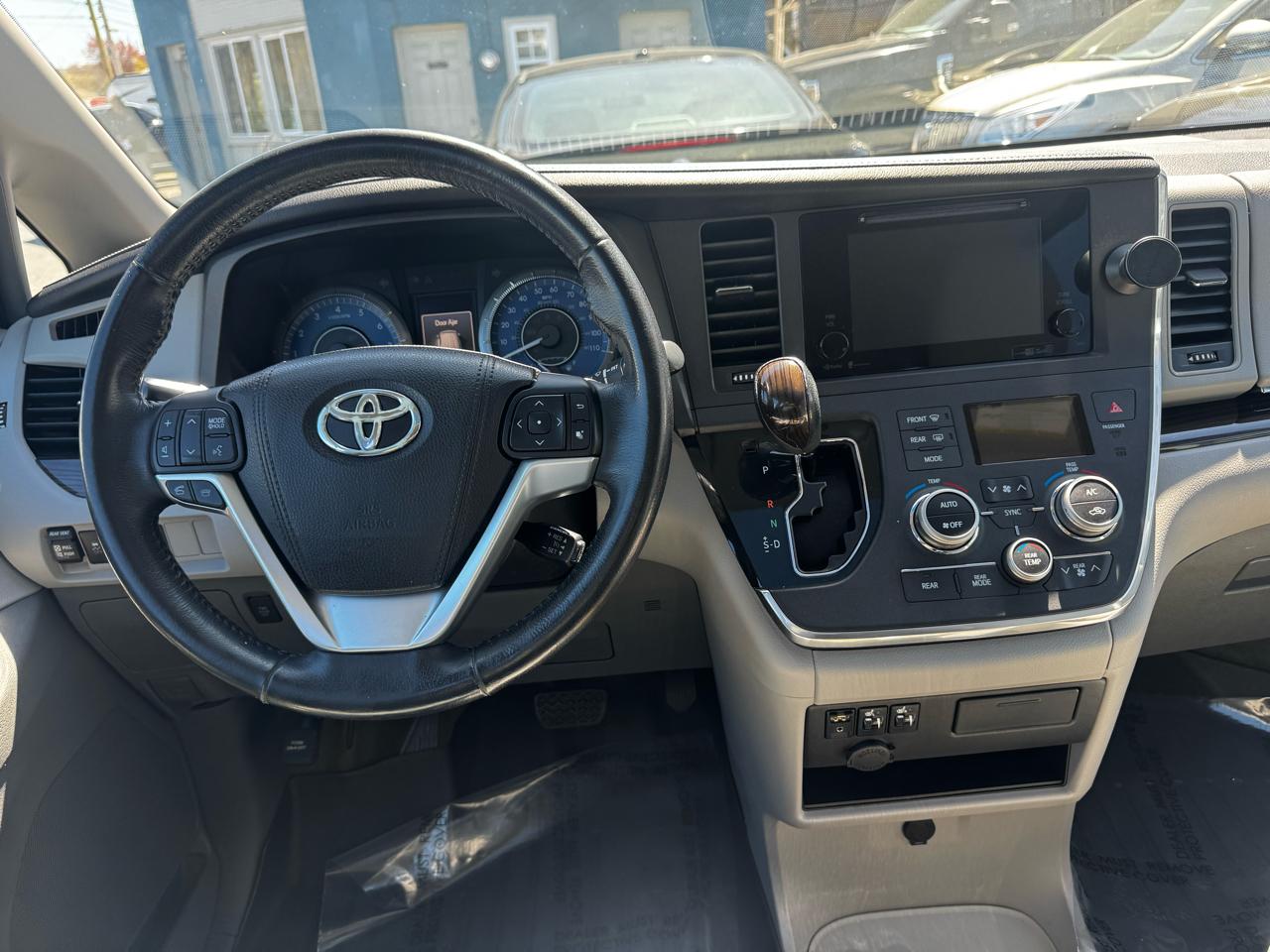 Toyota Sienna 5dr 7-Pass Van XLE Premium AWD (Natl) 2015