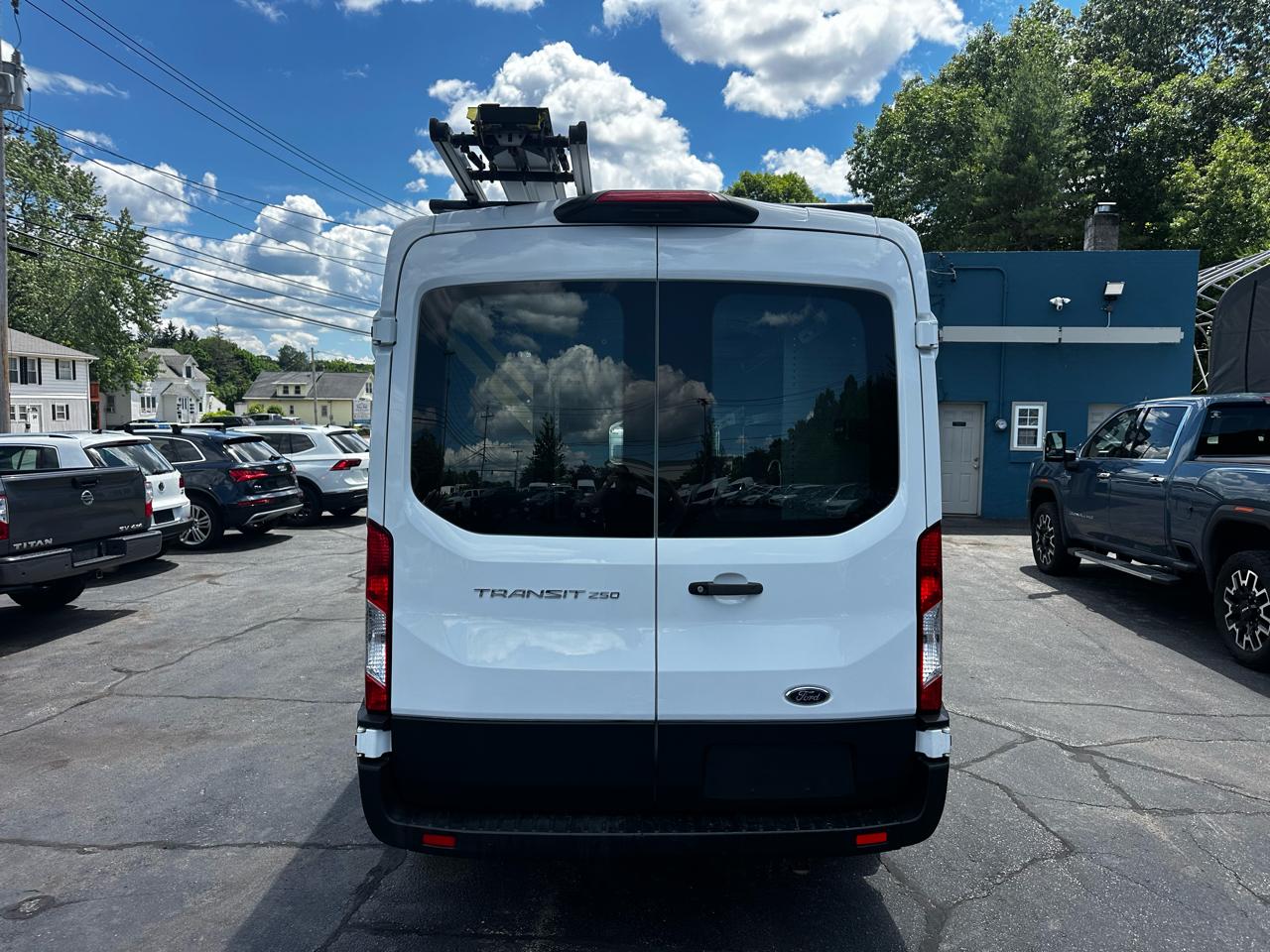 Ford Transit Cargo Van T-250 130" Med Rf 9070 GVWR RWD 2021
