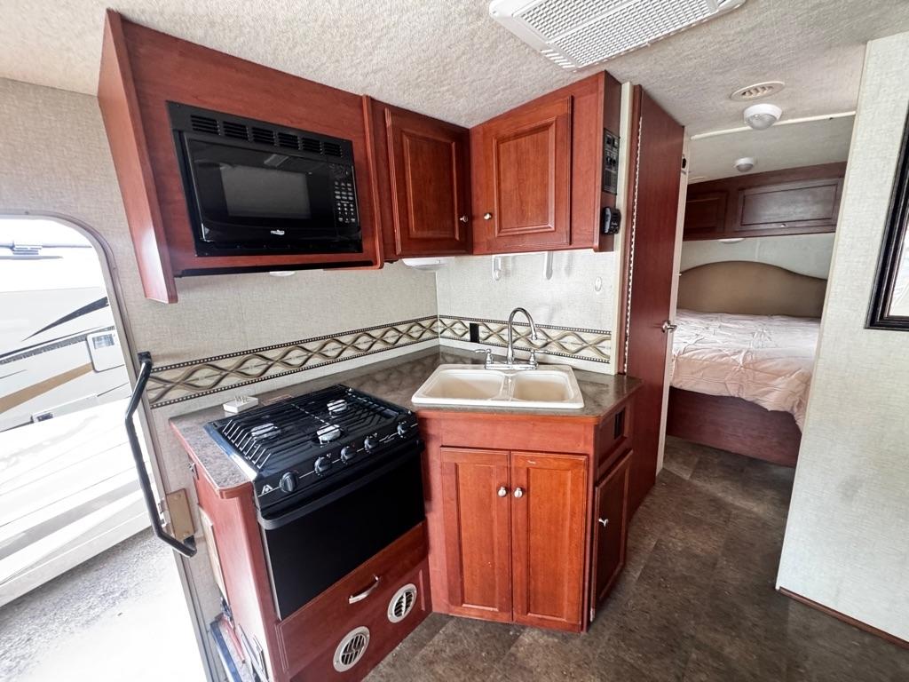 Winnebago Super Duty F-53 Motorhome Stripped Chassis 158" DRW 2014