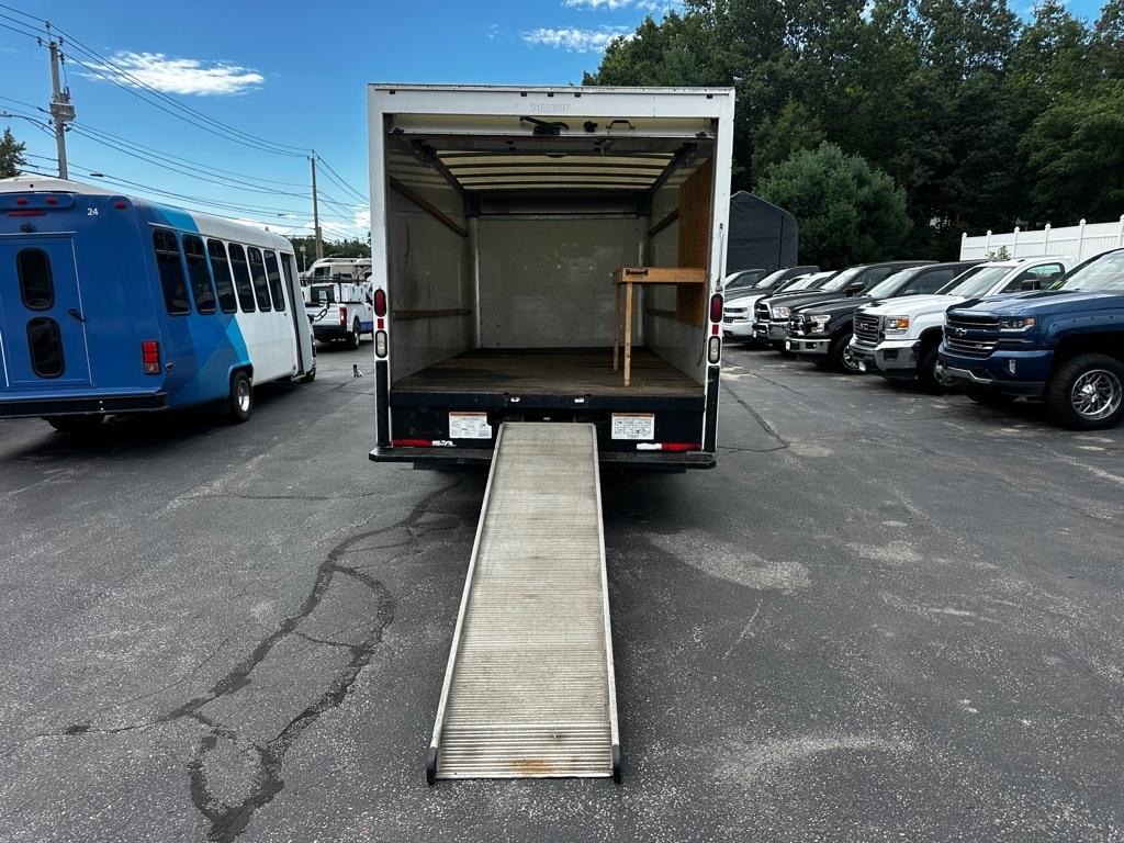 GMC Savana Commercial Cutaway 3500 Van 177" 2017
