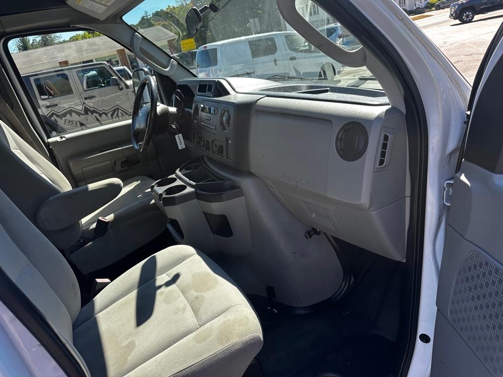 Ford Econoline Commercial Cutaway E-350 Super Duty 138" DRW 2015