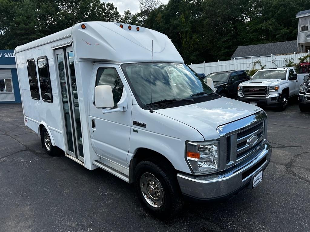 Ford Econoline Commercial Cutaway E-350 Super Duty 138" DRW 2015
