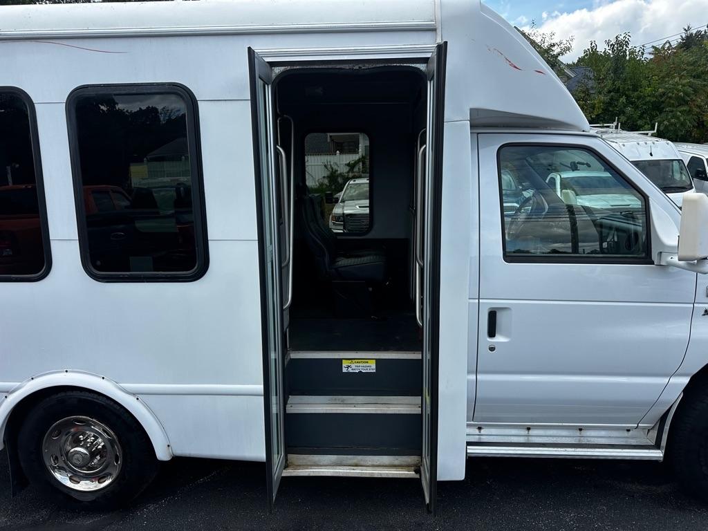 Ford Econoline Commercial Cutaway E-350 Super Duty 138" DRW 2015