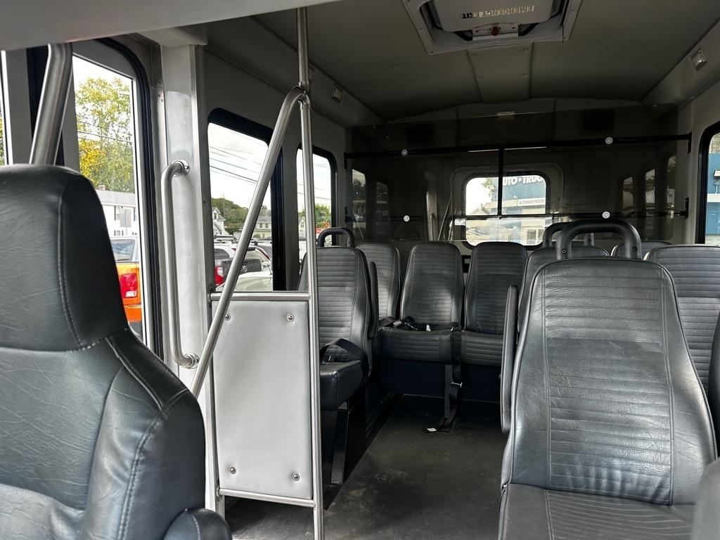 Ford Econoline Commercial Cutaway E-350 Super Duty 138" DRW 2015