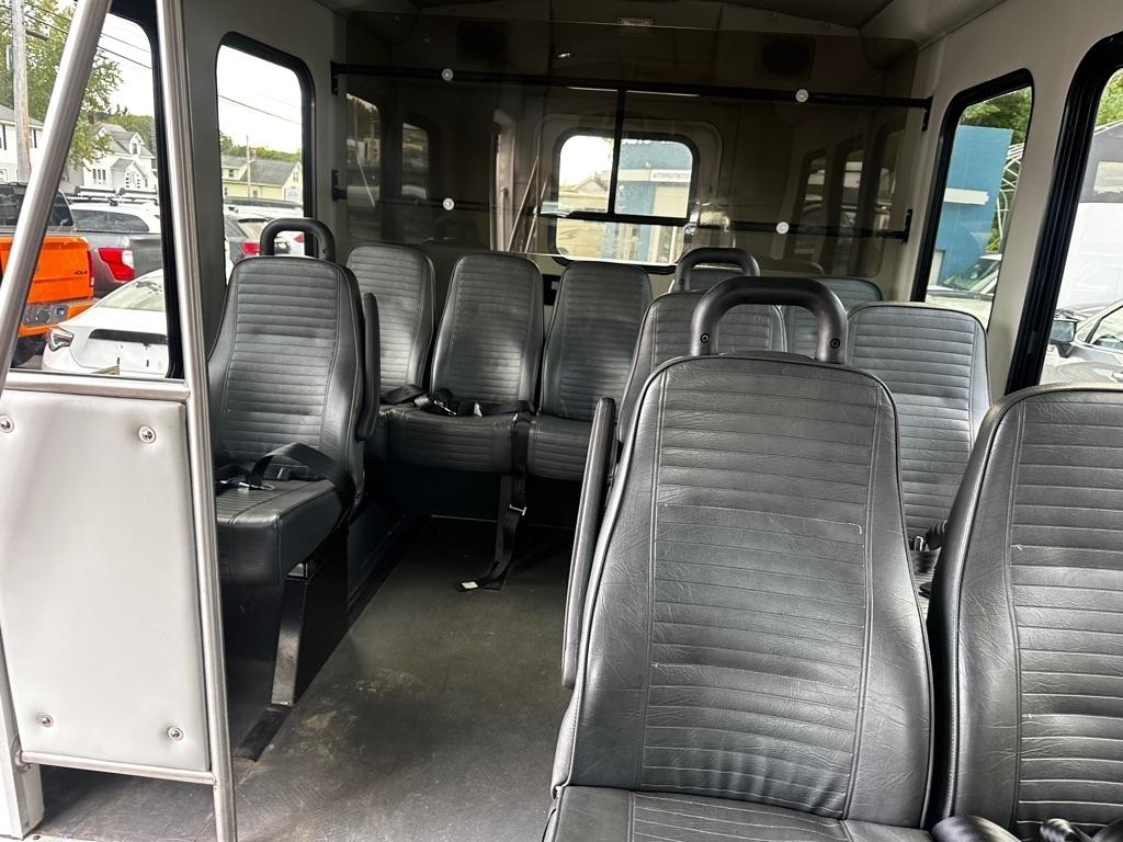 Ford Econoline Commercial Cutaway E-350 Super Duty 138" DRW 2015