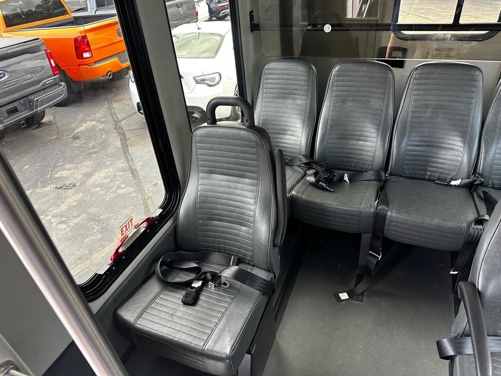 Ford Econoline Commercial Cutaway E-350 Super Duty 138" DRW 2015