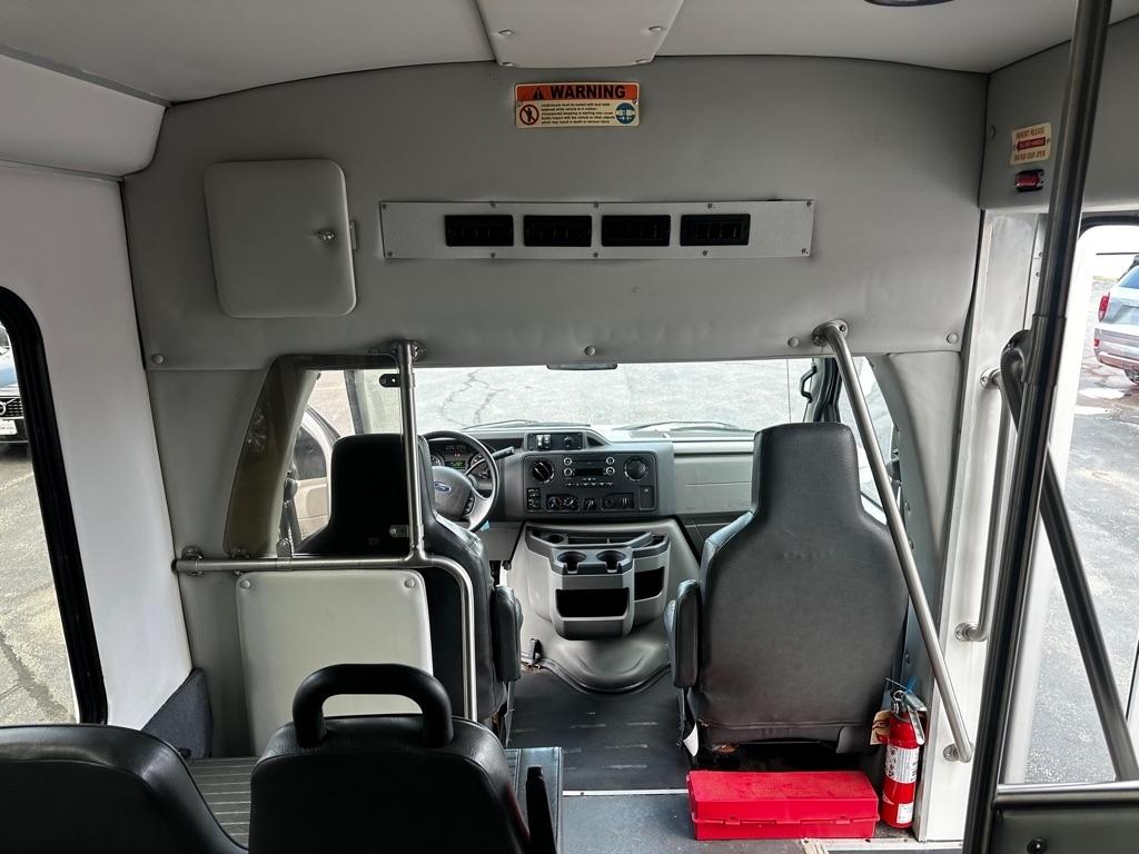 Ford Econoline Commercial Cutaway E-350 Super Duty 138" DRW 2015