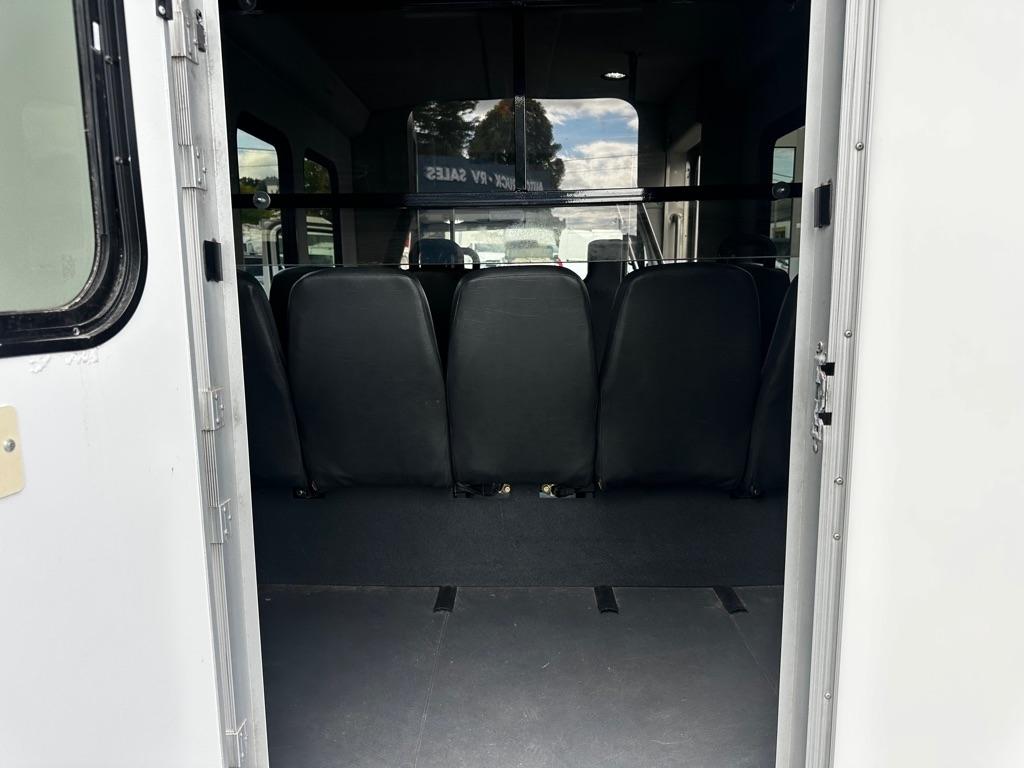 Ford Econoline Commercial Cutaway E-350 Super Duty 138" DRW 2015