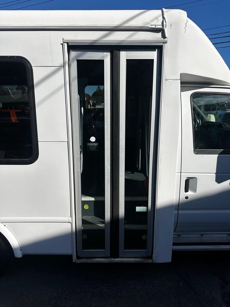 Ford Econoline Commercial Cutaway E-350 Super Duty 138" DRW 2015