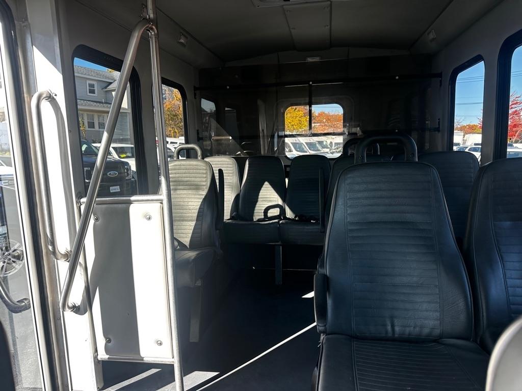 Ford Econoline Commercial Cutaway E-350 Super Duty 138" DRW 2015