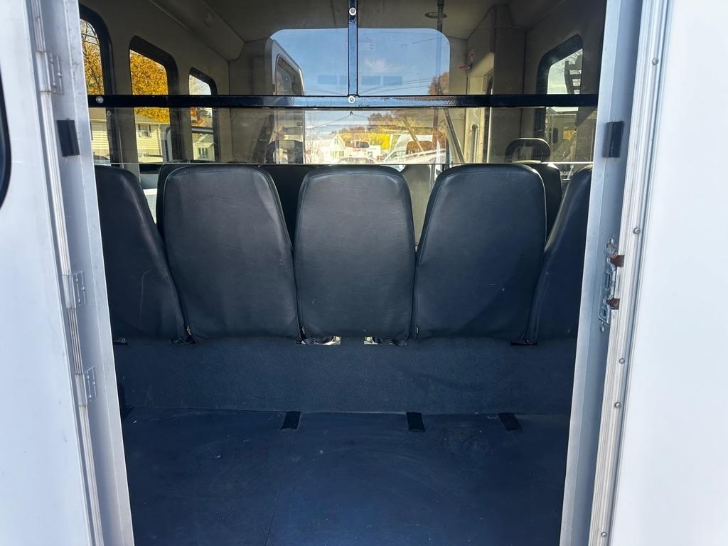 Ford Econoline Commercial Cutaway E-350 Super Duty 138" DRW 2015