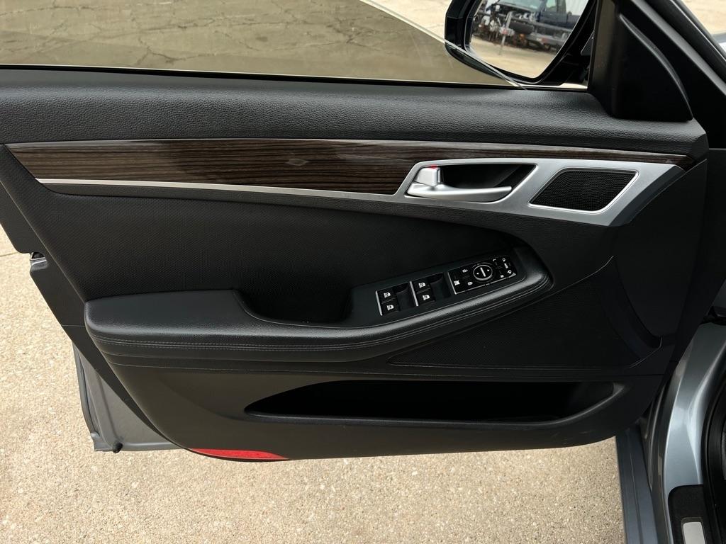 Hyundai Genesis  2015