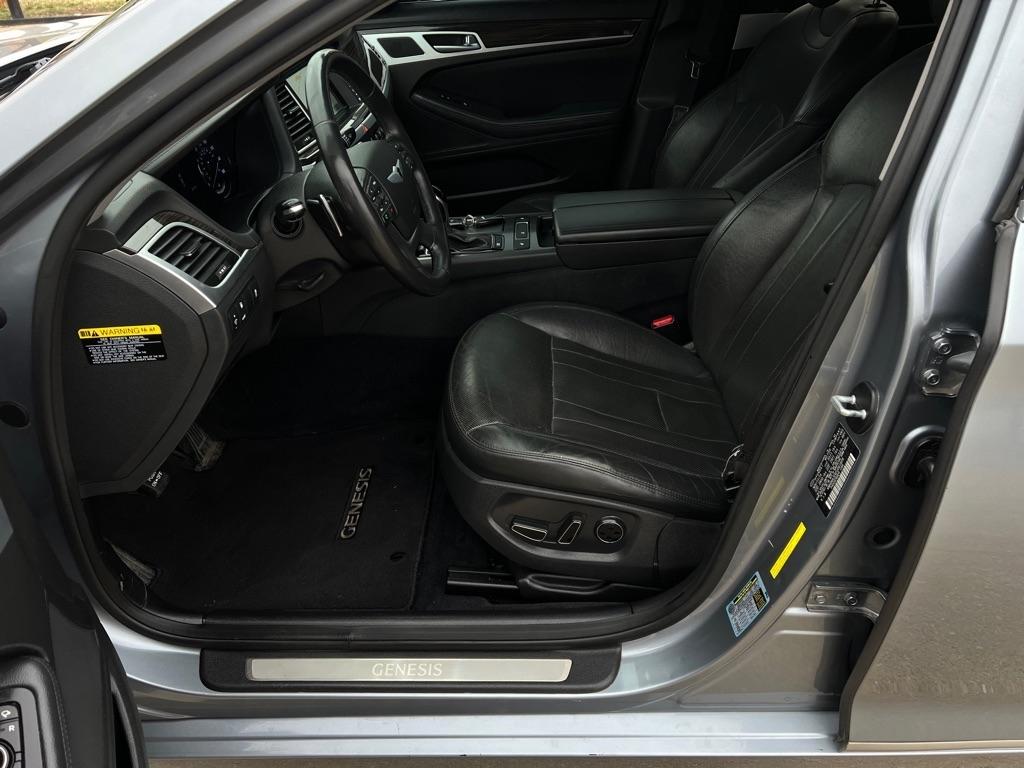 Hyundai Genesis  2015