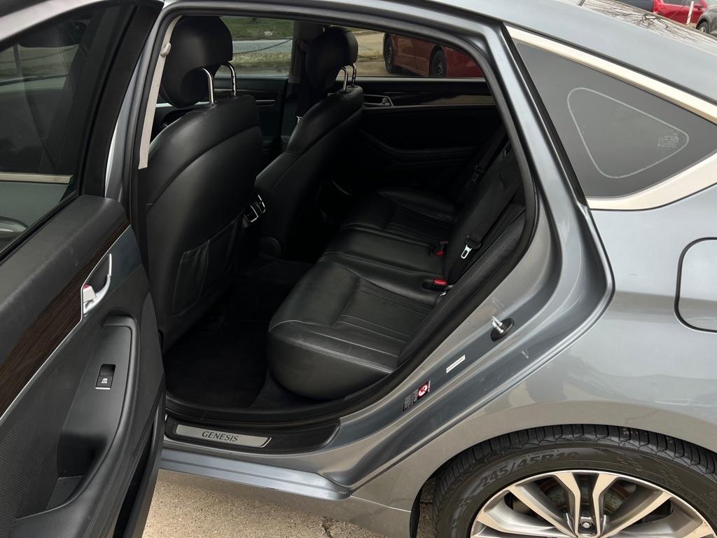 Hyundai Genesis  2015