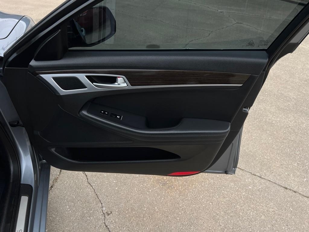 Hyundai Genesis  2015