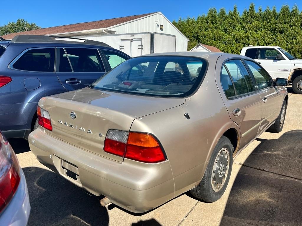Nissan Maxima  1996