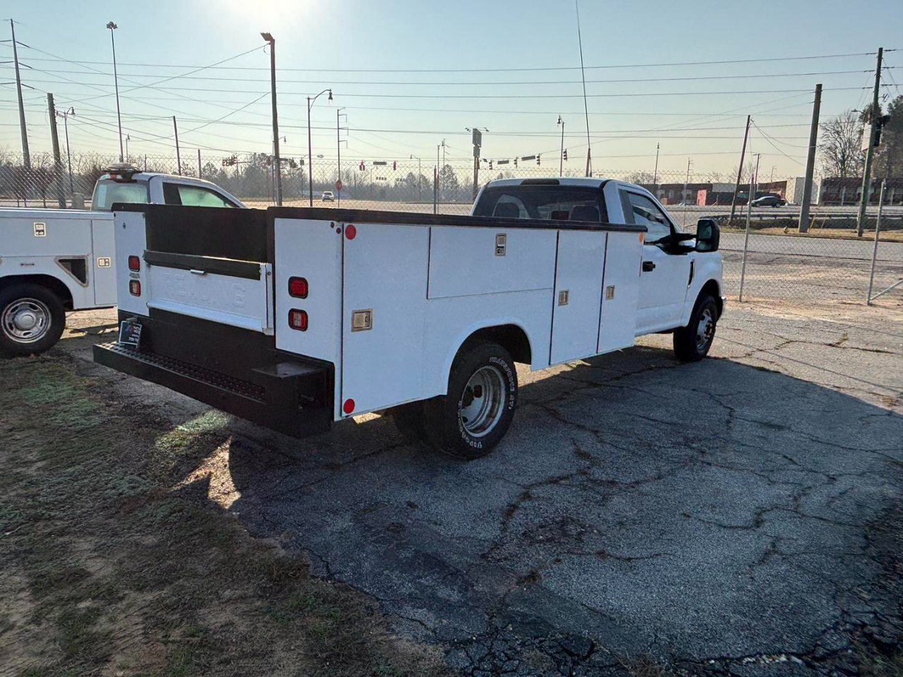 Ford Super Duty F-350 DRW XL 2WD Reg Cab 169" WB 84" CA 2017