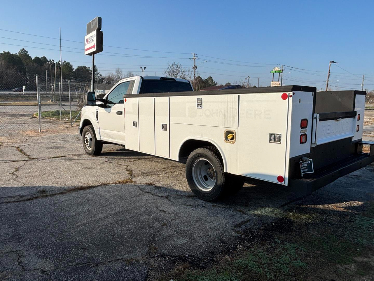 Ford Super Duty F-350 DRW XL 2WD Reg Cab 169" WB 84" CA 2017