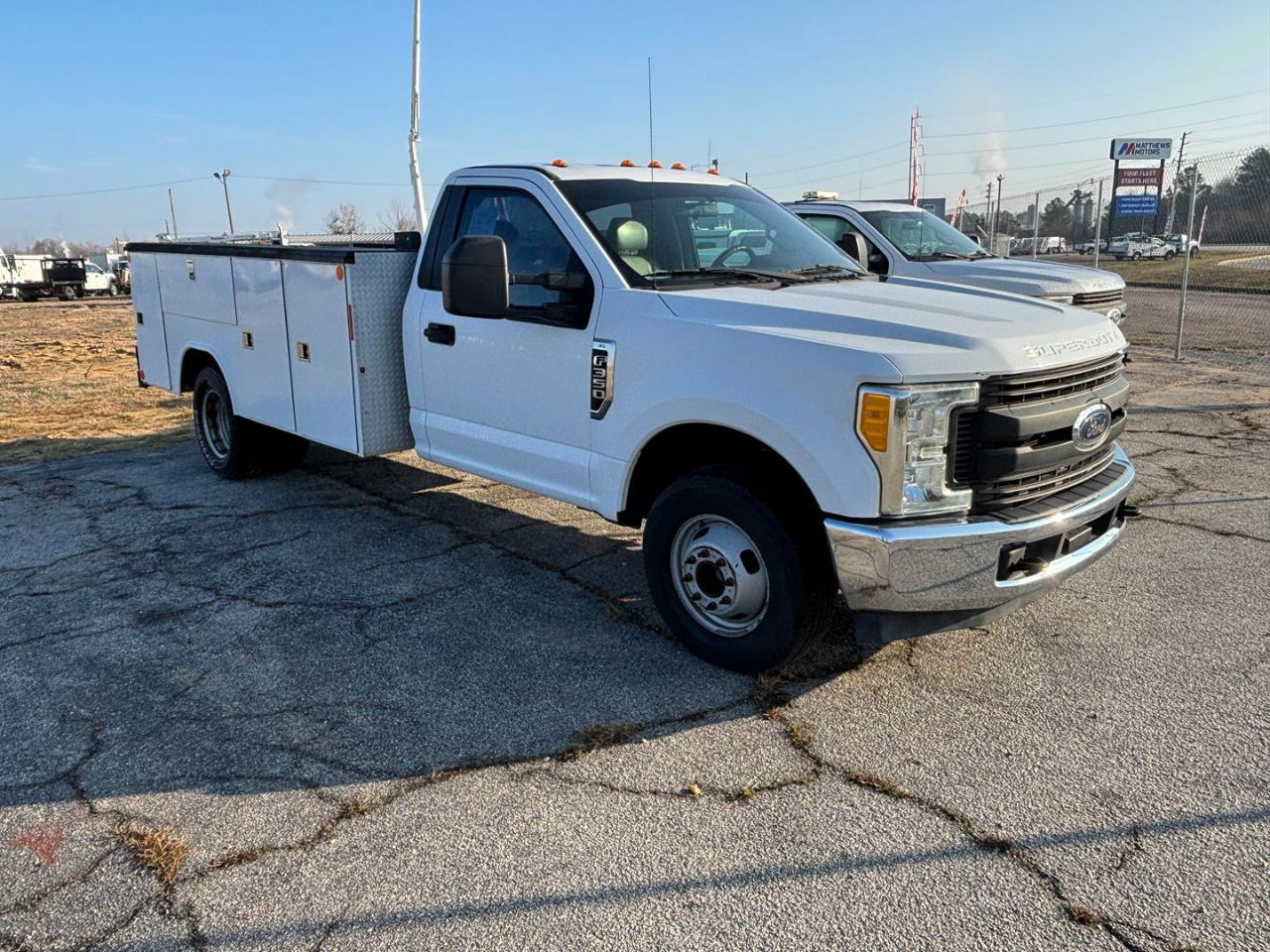 Ford Super Duty F-350 DRW XL 2WD Reg Cab 169" WB 84" CA 2017