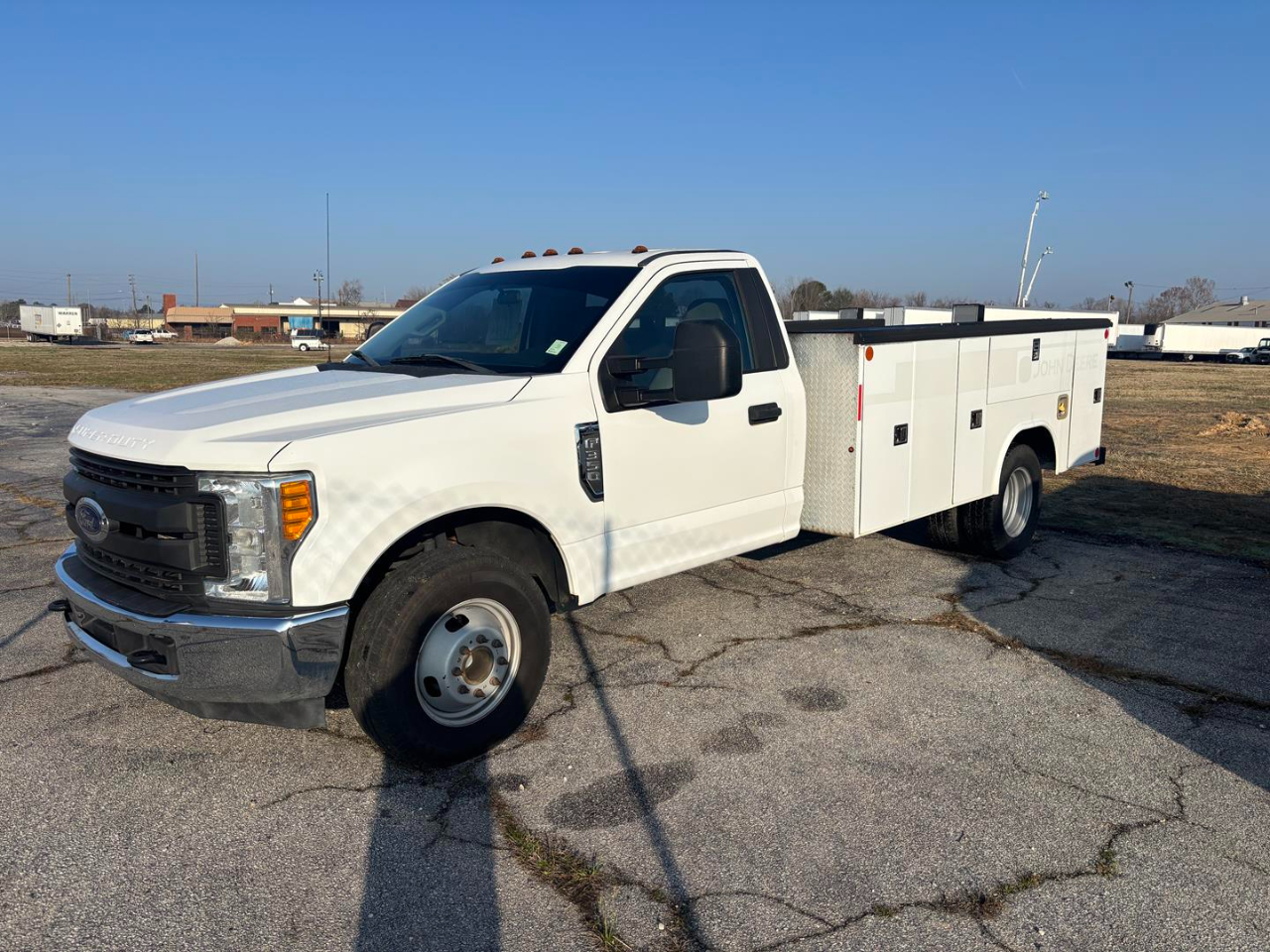 Ford Super Duty F-350 DRW XL 2WD Reg Cab 169" WB 84" CA 2017