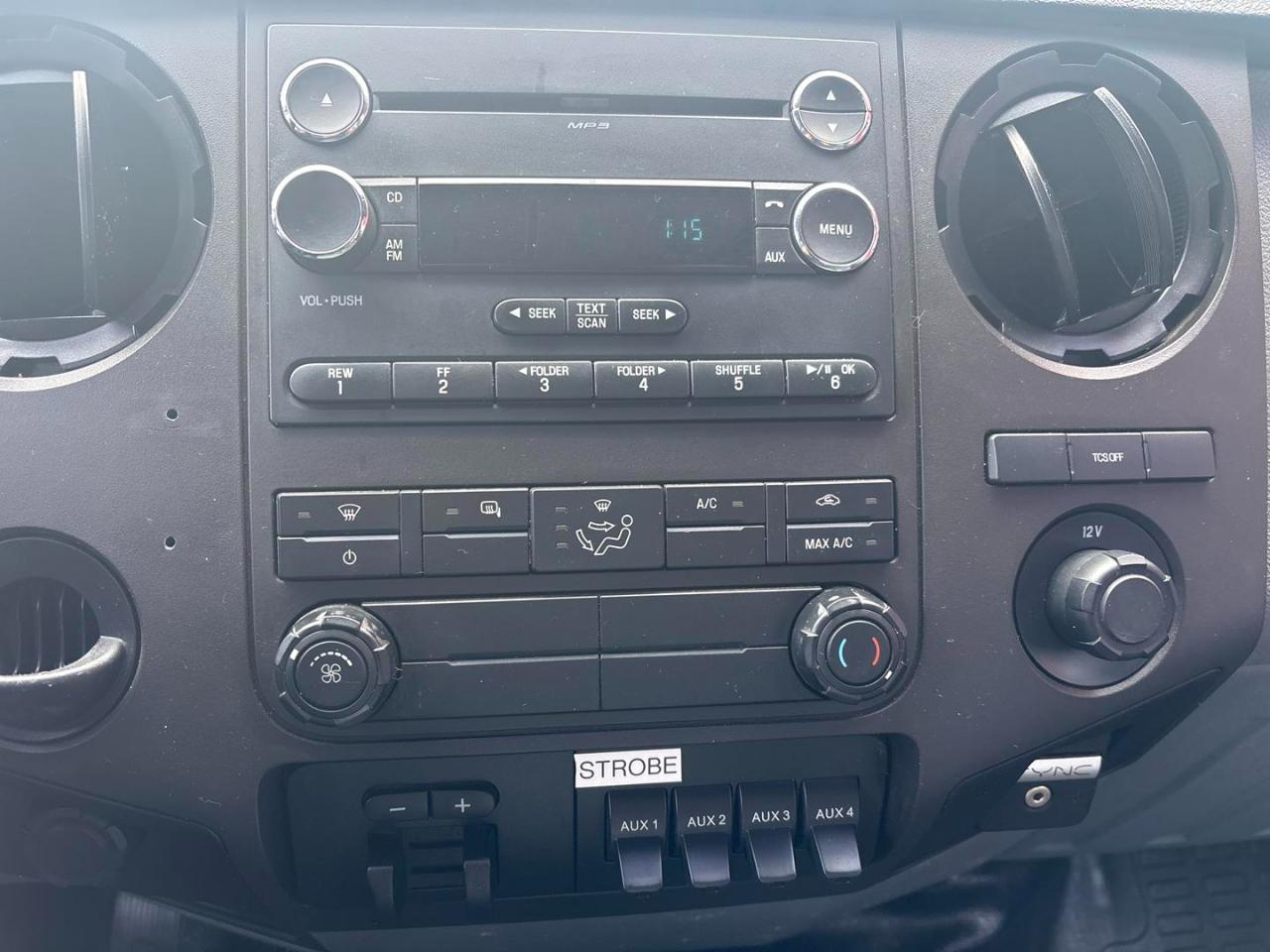 Ford Super Duty F-550 DRW 4WD Crew Cab 176" WB 60" CA XL 2016