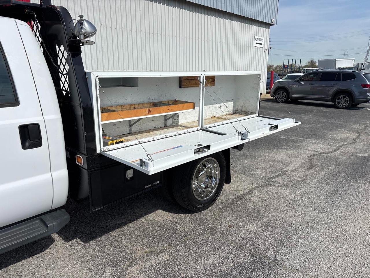 Ford Super Duty F-550 DRW 4WD Crew Cab 176" WB 60" CA XL 2016