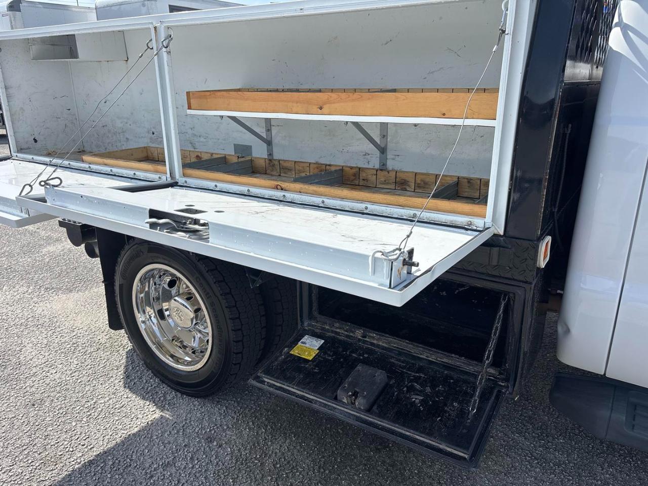 Ford Super Duty F-550 DRW 4WD Crew Cab 176" WB 60" CA XL 2016