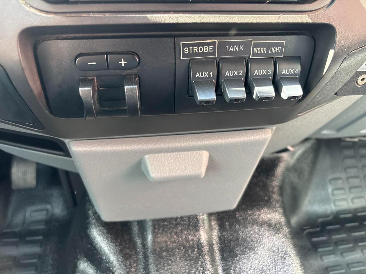 Ford Super Duty F-550 DRW 4WD Crew Cab 176" WB 60" CA XL 2016