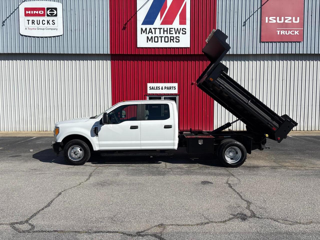 2017 Ford Super Duty F-350 DRW XL 2WD Crew Cab 179" WB 60" CA
