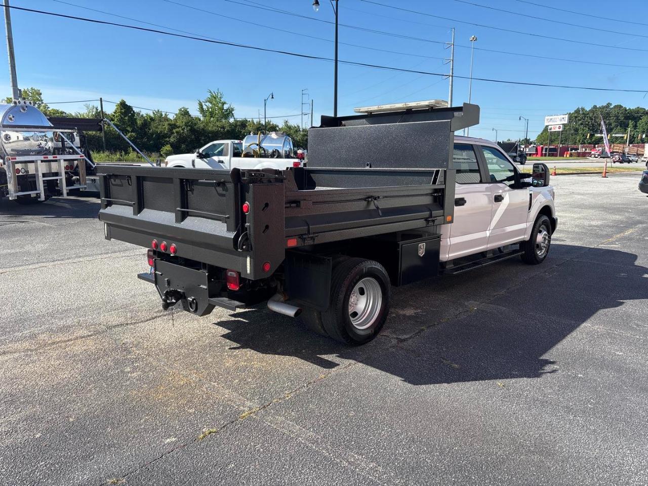 Ford Super Duty F-350 DRW XL 2WD Crew Cab 179" WB 60" CA 2017