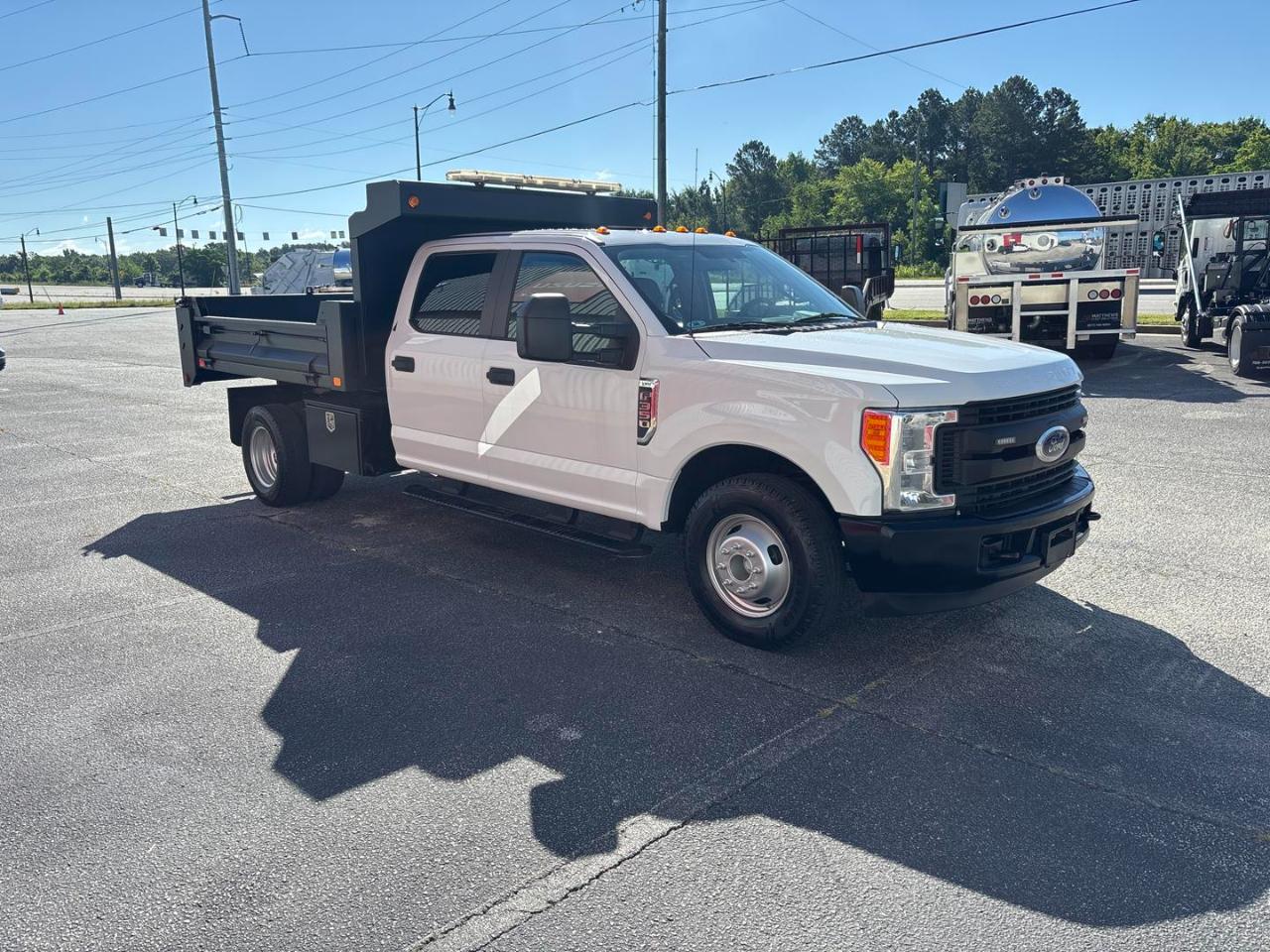 Ford Super Duty F-350 DRW XL 2WD Crew Cab 179" WB 60" CA 2017
