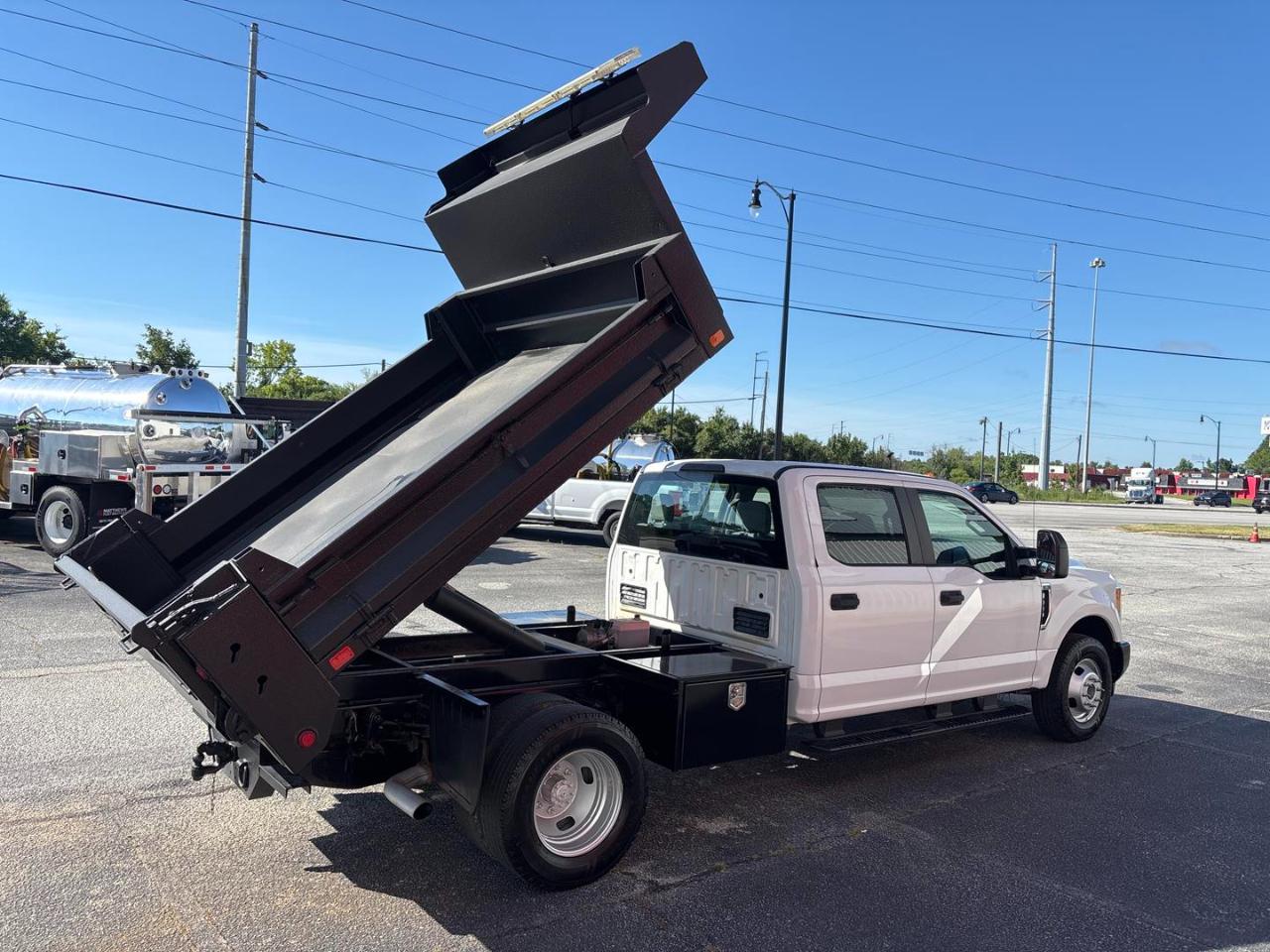 Ford Super Duty F-350 DRW XL 2WD Crew Cab 179" WB 60" CA 2017