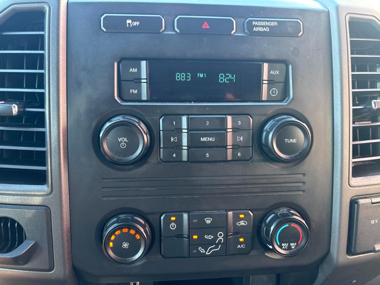 Ford Super Duty F-350 DRW XL 2WD Crew Cab 179" WB 60" CA 2017