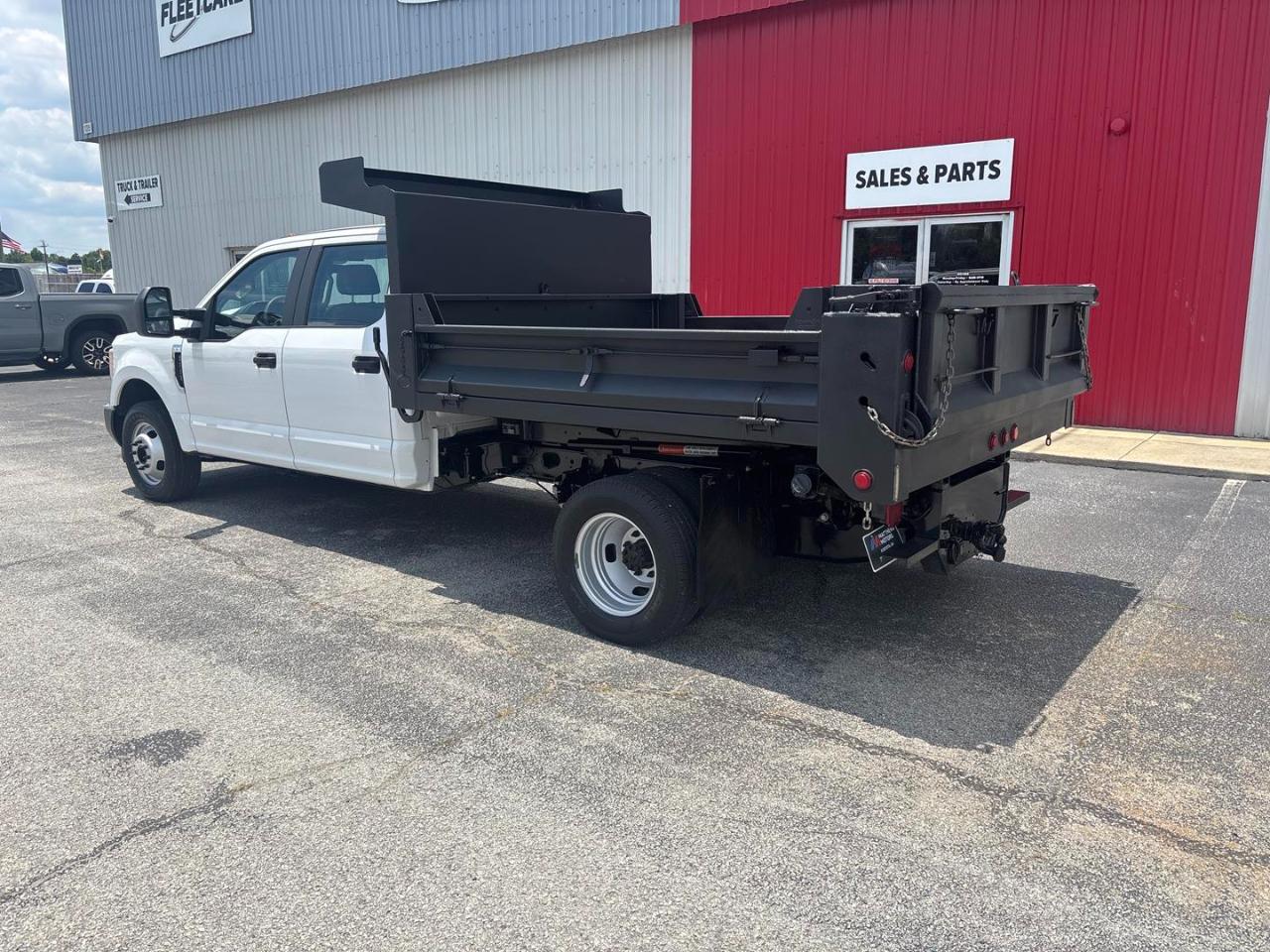 Ford Super Duty F-350 DRW XL 2WD Crew Cab 179" WB 60" CA 2017