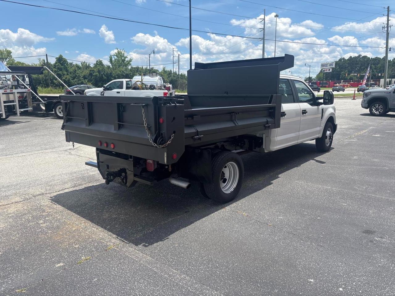 Ford Super Duty F-350 DRW XL 2WD Crew Cab 179" WB 60" CA 2017