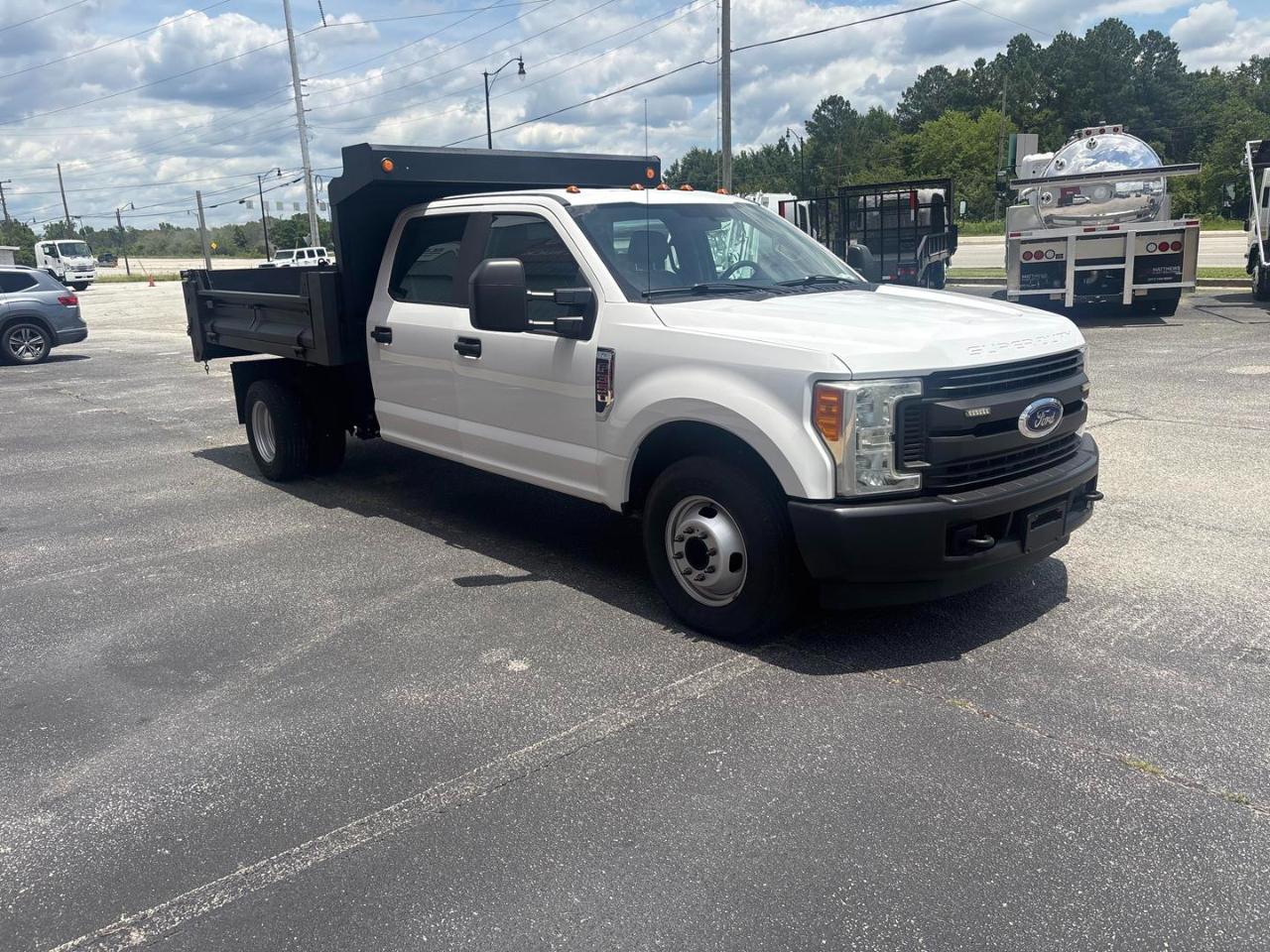Ford Super Duty F-350 DRW XL 2WD Crew Cab 179" WB 60" CA 2017