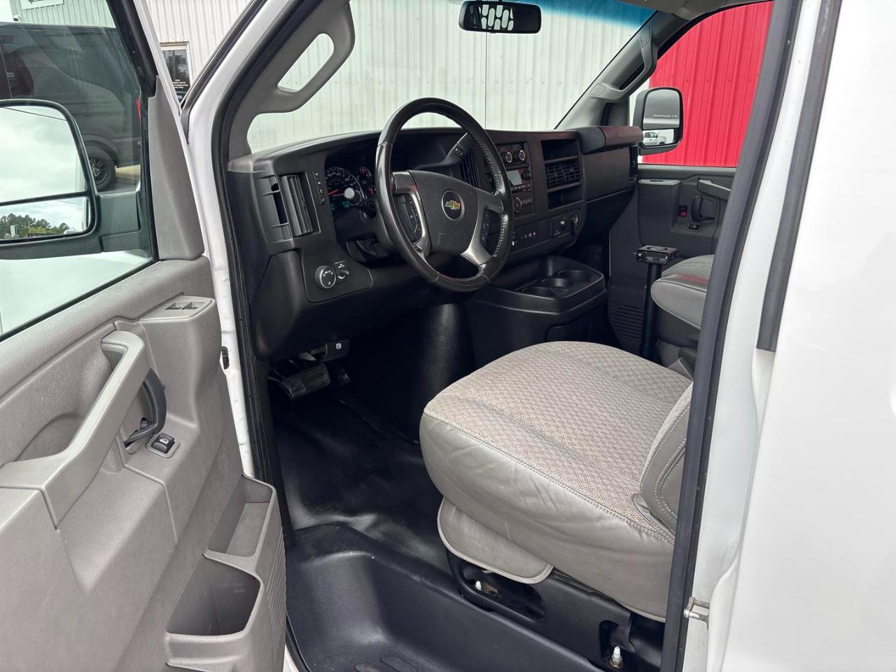 Chevrolet Express Cargo Van RWD 3500 135" 2016