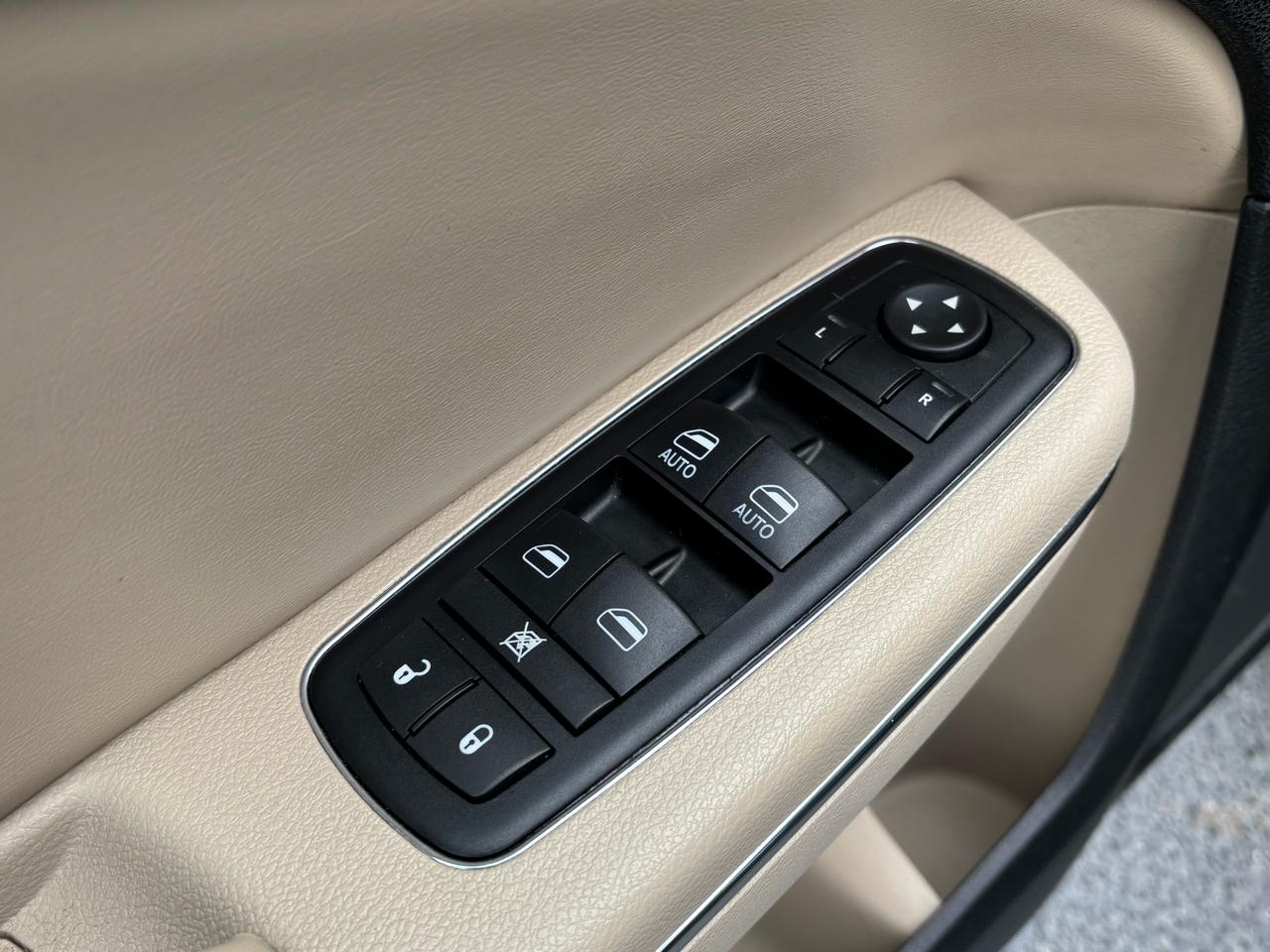 Dodge Charger SE 2011