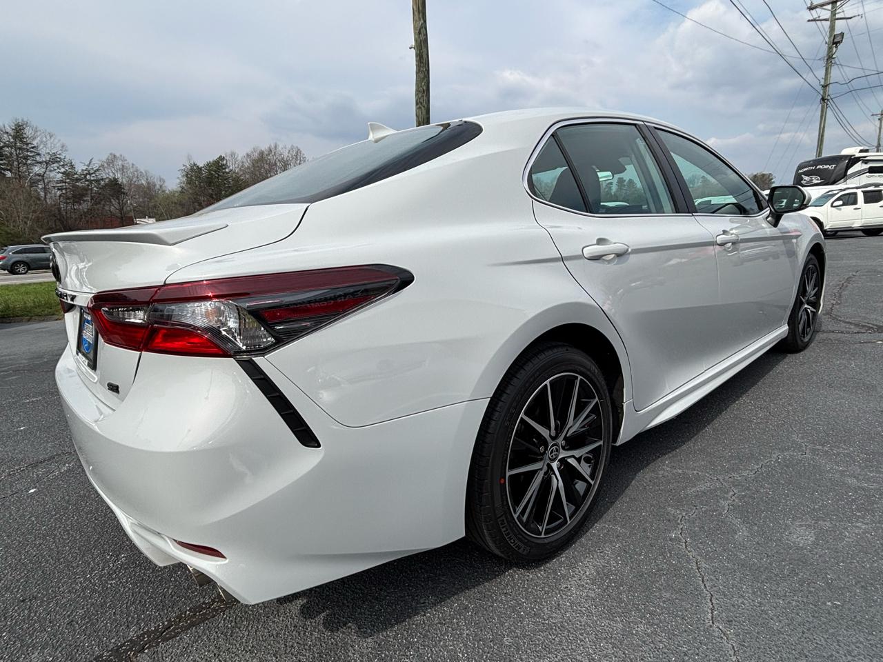 Toyota Camry SE 2023