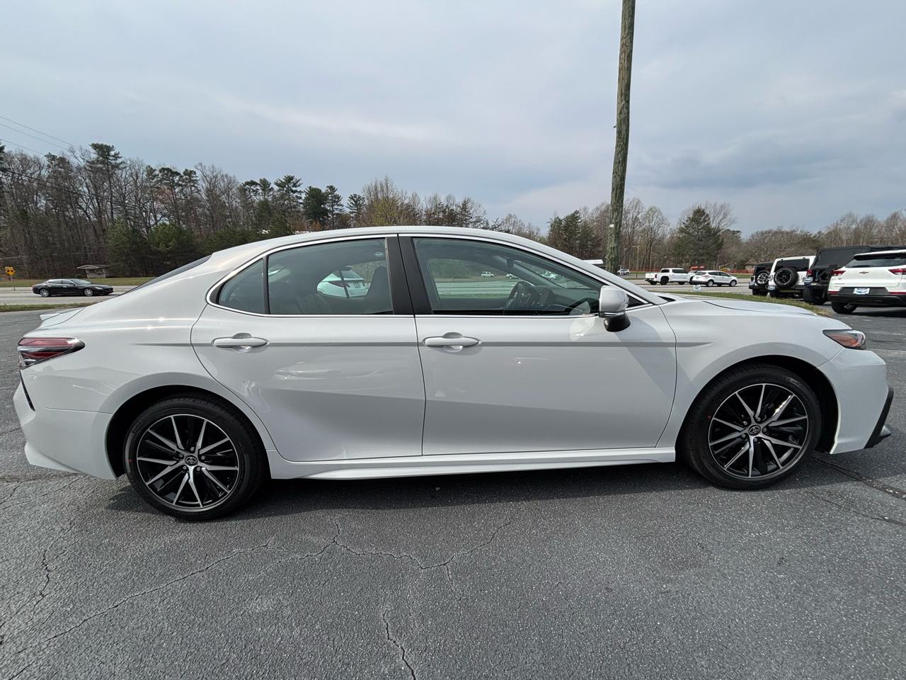 Toyota Camry SE 2023