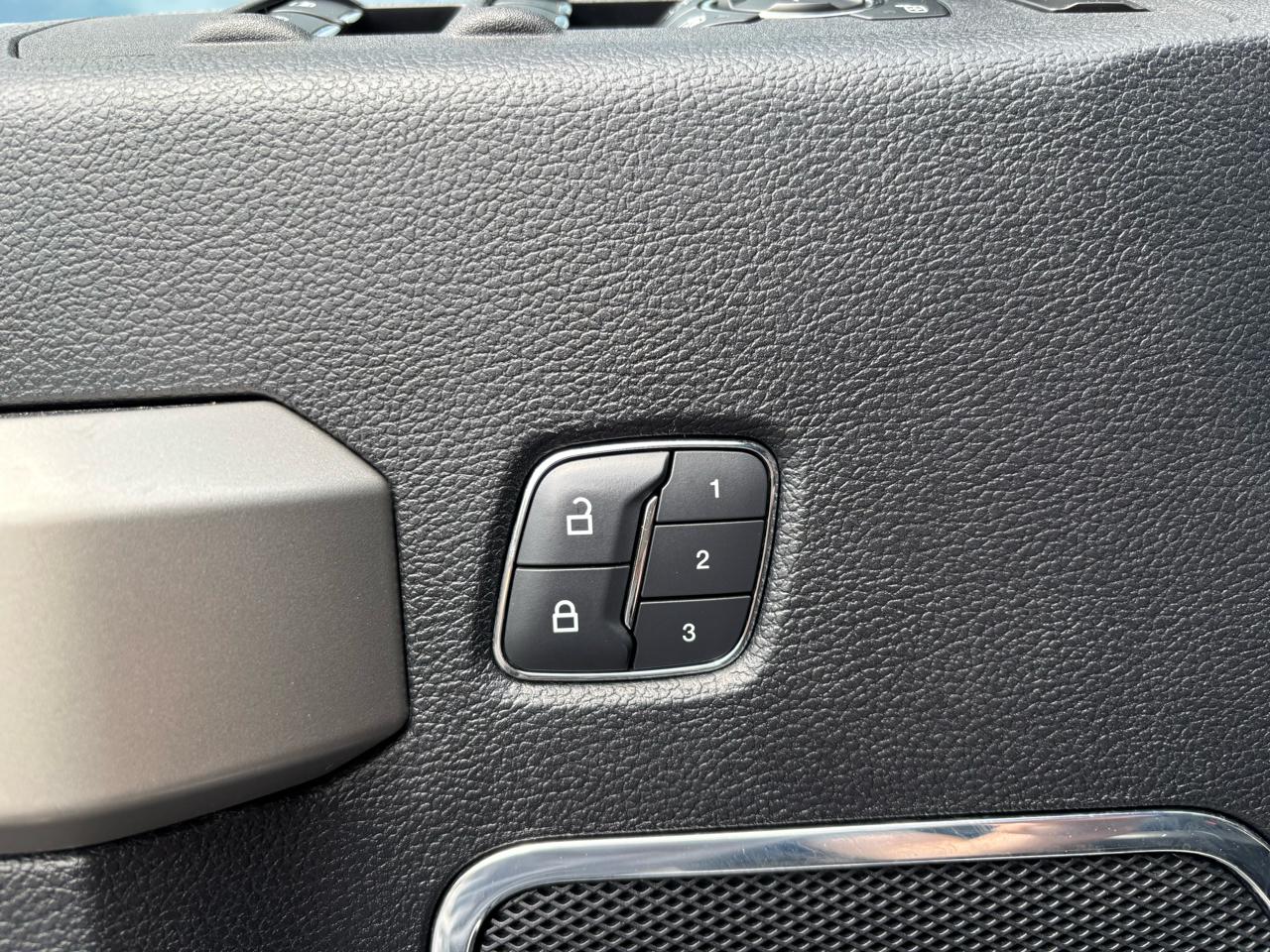 Ford F-350 SD Lariat Crew Cab 4WD 2017