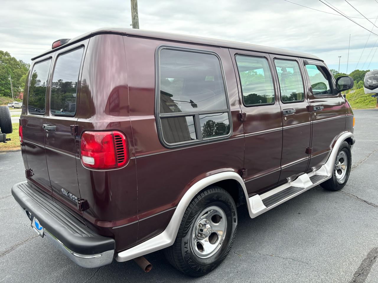 Dodge Ram Van 1500 SWB 2003