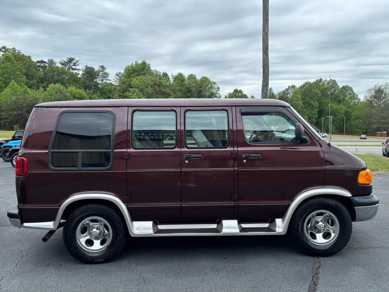 Dodge Ram Van 1500 SWB 2003