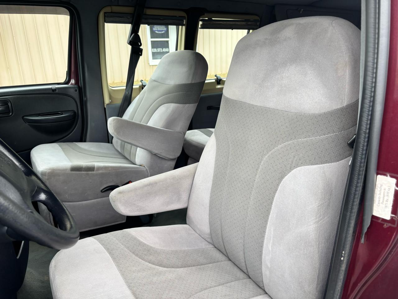 Dodge Ram Van 1500 SWB 2003