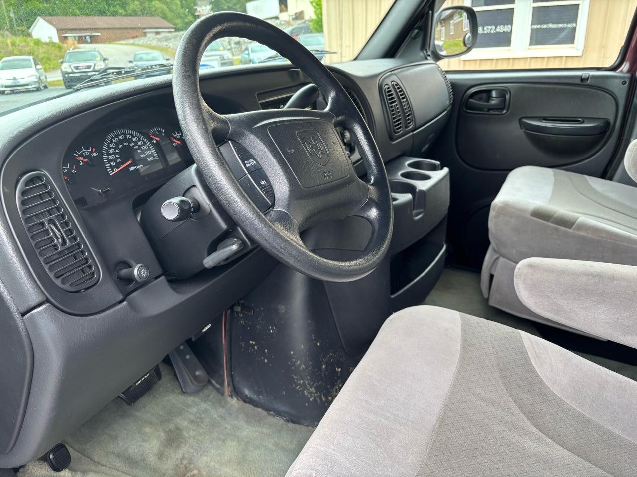 Dodge Ram Van 1500 SWB 2003