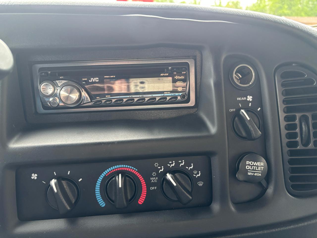 Dodge Ram Van 1500 SWB 2003